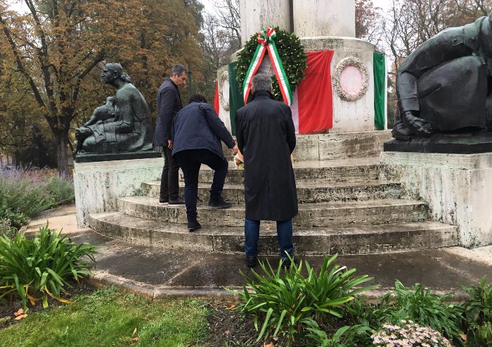 Offese alla Patria e ai militari, Forza Italia depone fiori: Aimi e coordinatori assenti