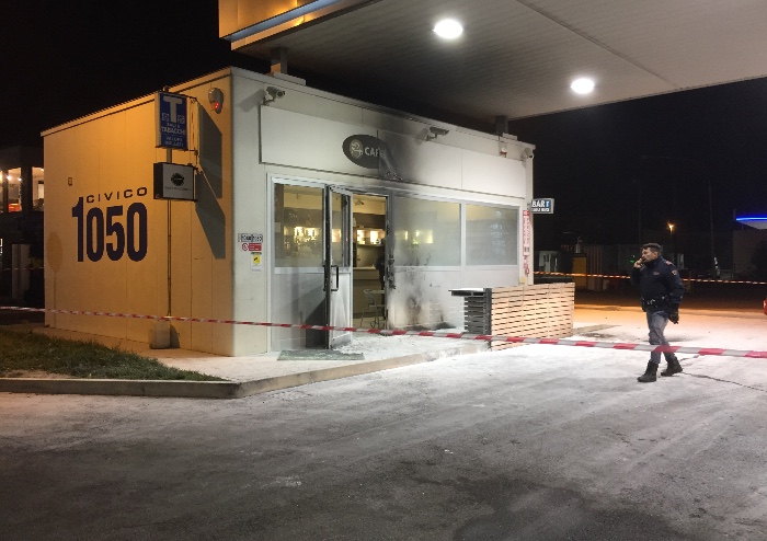 Bottiglia incendiaria contro il distributore Q8 di via Emilia est