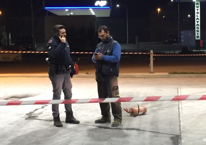 Bottiglia incendiaria contro il distributore Q8 di via Emilia est