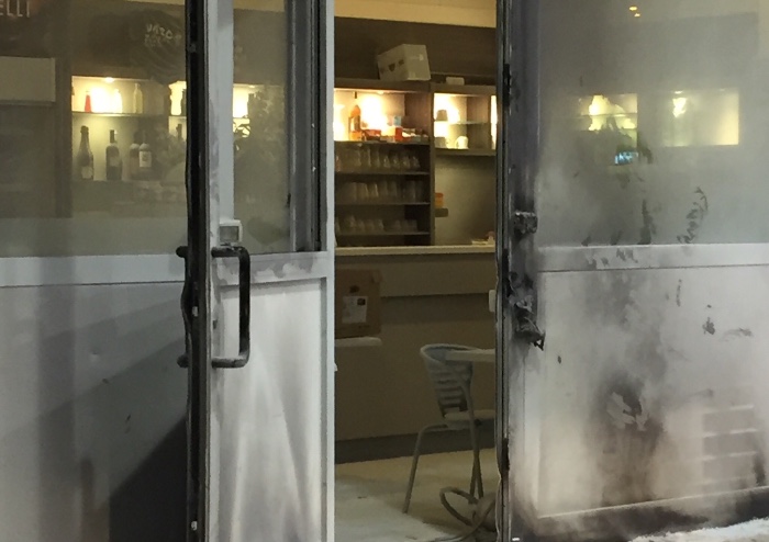 Bottiglia incendiaria contro il distributore Q8 di via Emilia est