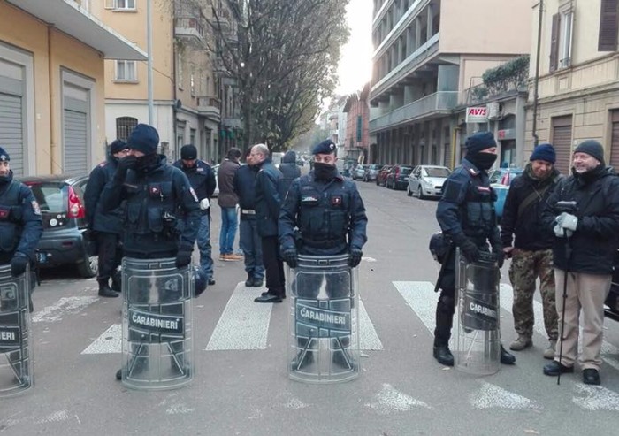 Modena, addio all'autogestione: i carabinieri sgomberano l'Olympia