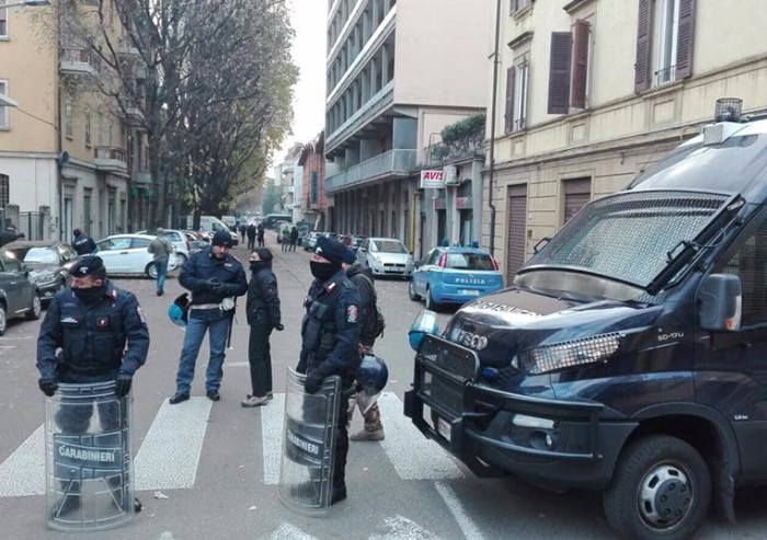 Modena, addio all'autogestione: i carabinieri sgomberano l'Olympia