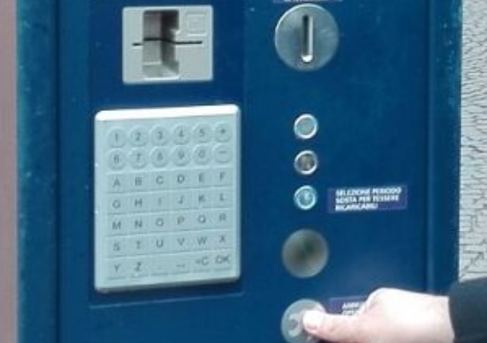 Parcheggi a pagamento, ora va inserita la targa nel parcometro