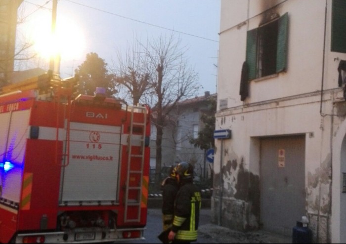 La casa va a fuoco, due gravi salvati in extremis
