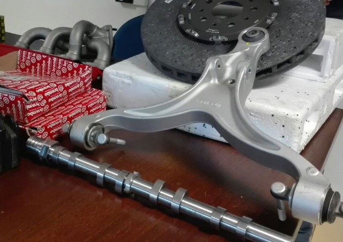 Ricettava e vendeva on-line pezzi originali Ferrari, meccanico bloccato dalla Polizia