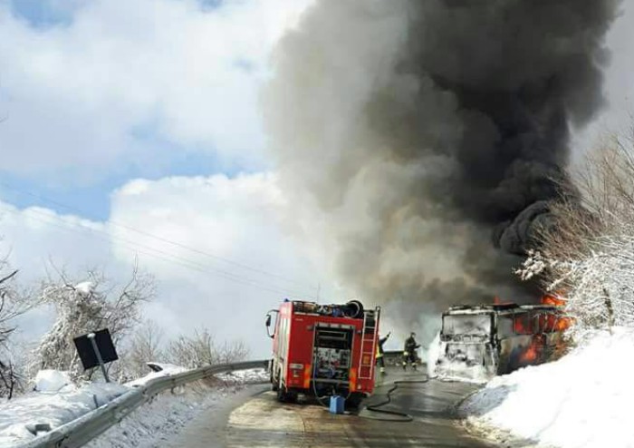 Bus Seta distrutto dalle fiamme, tragedia sfiorata sulla SS12