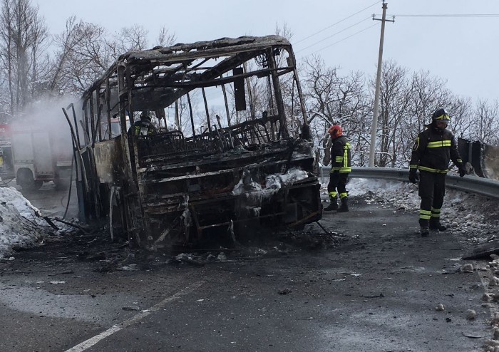 Bus Seta distrutto dalle fiamme, tragedia sfiorata sulla SS12