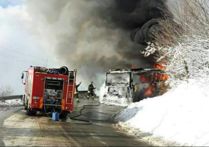 Bus Seta distrutto dalle fiamme, tragedia sfiorata sulla SS12