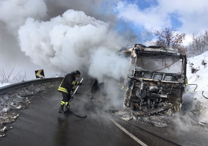 Bus Seta distrutto dalle fiamme, tragedia sfiorata sulla SS12