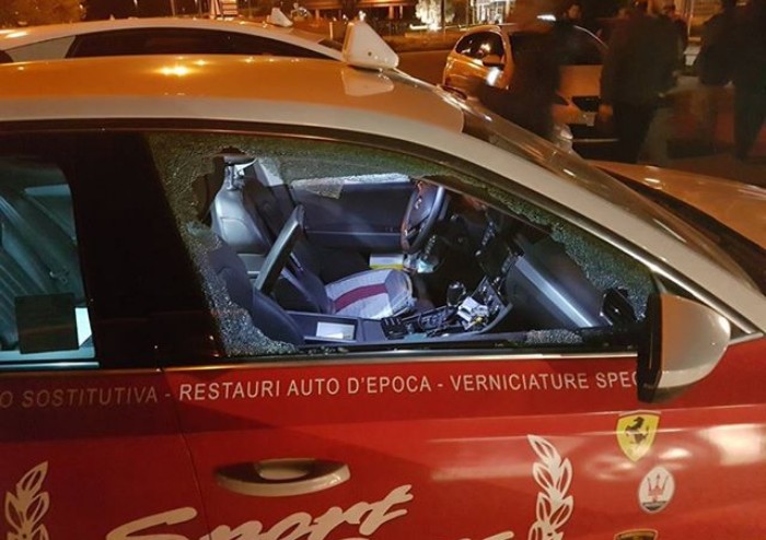 Razzia nei taxi: sette mezzi danneggiati in via Dalton