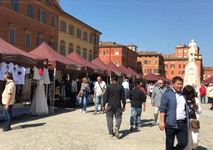 'Mercato di cianfrusaglie in piazza Roma, era più utile il parcheggio'