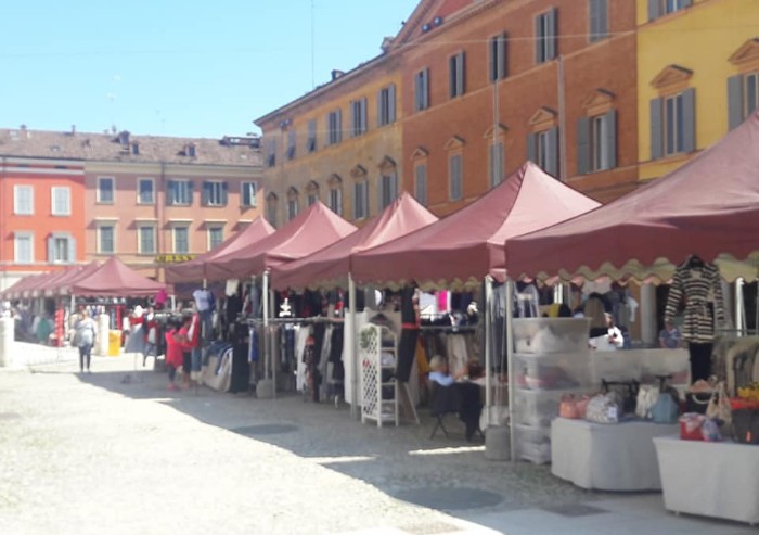'Mercato di cianfrusaglie in piazza Roma, era più utile il parcheggio'