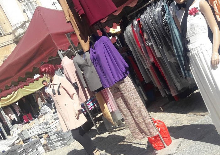 'Mercato di cianfrusaglie in piazza Roma, era più utile il parcheggio'