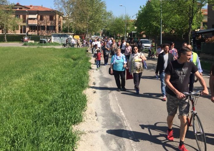 Mobastacemento, in centinaia alla passeggiata per 'liberare Vaciglio'