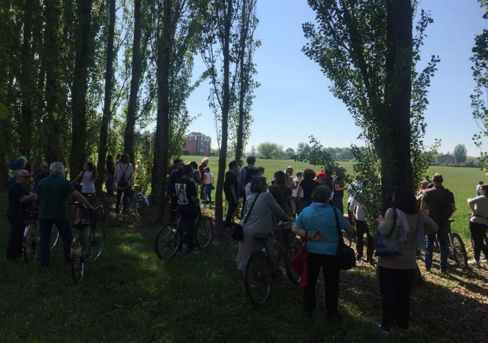 Mobastacemento, in centinaia alla passeggiata per 'liberare Vaciglio'