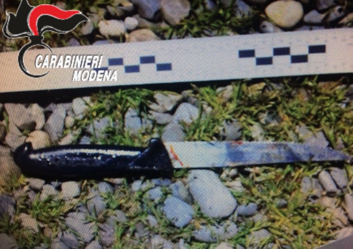 Accoltellato e abbandonato in strada, fermati due clandestini