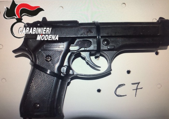 Accoltellato e abbandonato in strada, fermati due clandestini