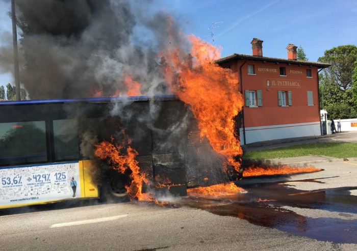 Autobus in fiamme, paura alla rotonda di via Vignolese