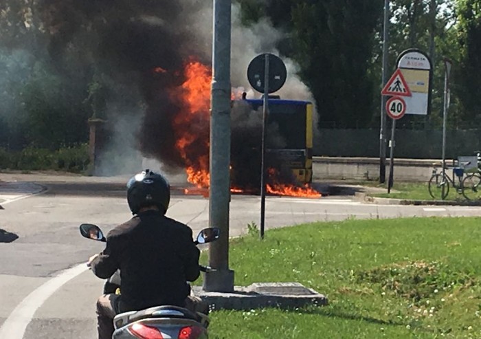 Autobus in fiamme, paura alla rotonda di via Vignolese