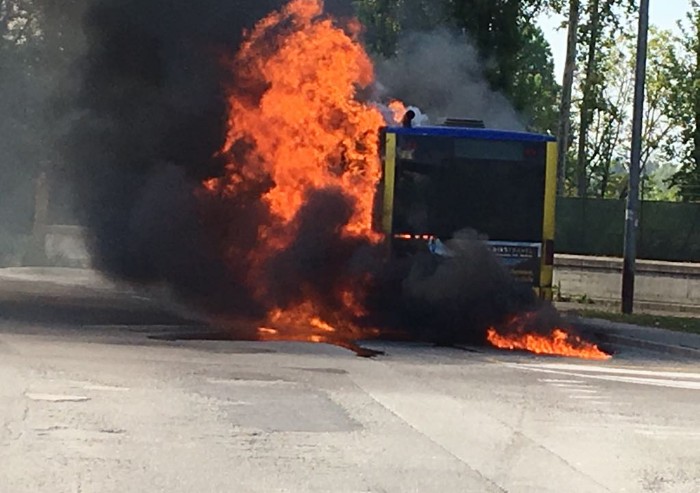 Autobus in fiamme, paura alla rotonda di via Vignolese