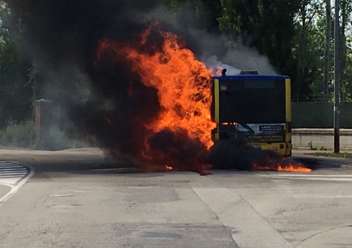 Autobus in fiamme, paura alla rotonda di via Vignolese