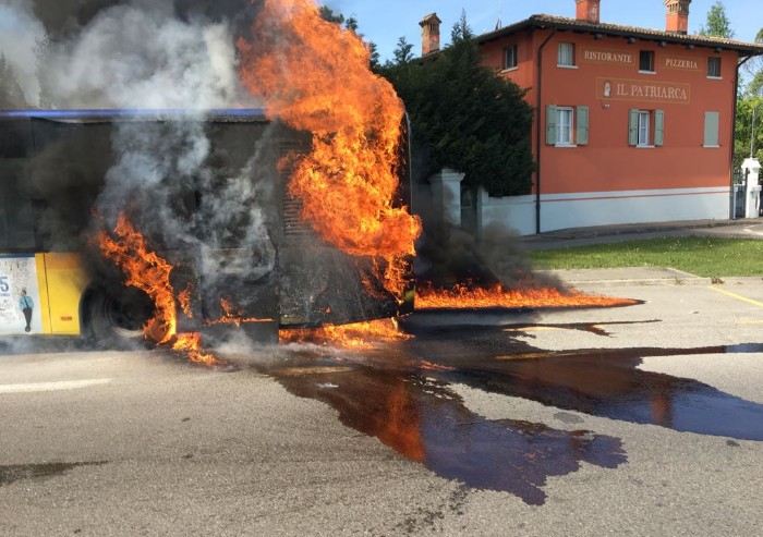 Autobus in fiamme, paura alla rotonda di via Vignolese