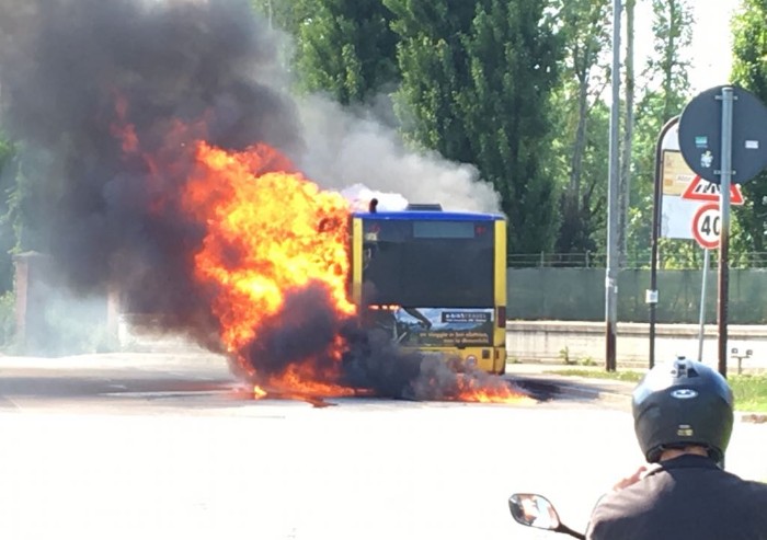 Autobus in fiamme, paura alla rotonda di via Vignolese