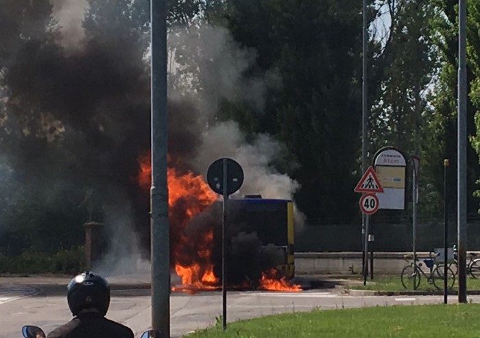 Autobus in fiamme, paura alla rotonda di via Vignolese