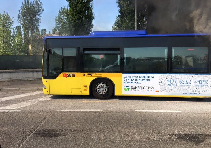 Autobus in fiamme, paura alla rotonda di via Vignolese