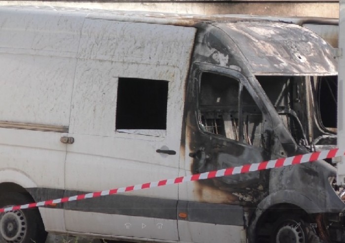 Rogo all'alba, distrutti dalle fiamme 9 furgoni