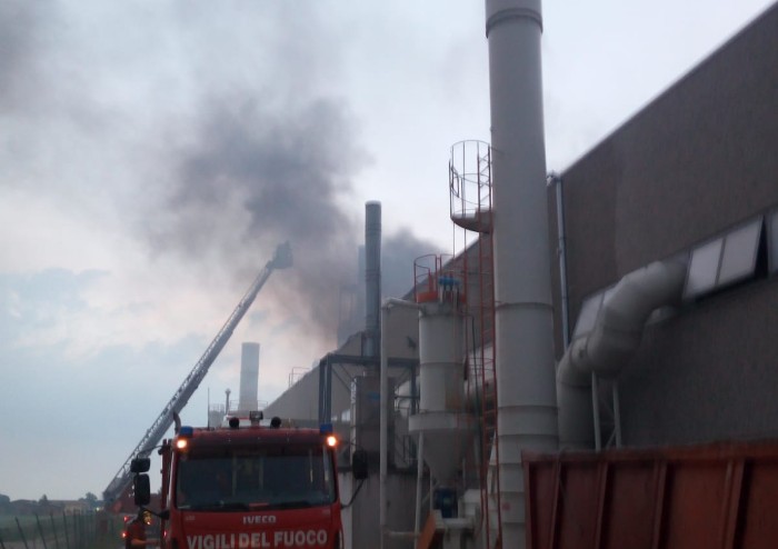 Incendio alla Ecobloks di Finale Emilia, paura per rischio ambientale