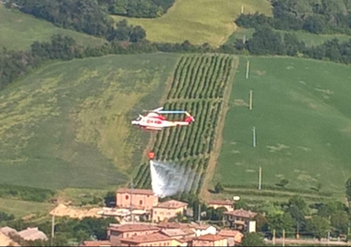 Vasto incendio alle Salse di Nirano, risolto dall'elicottero