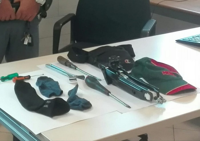 Il vicino insegue il ladro e lo fa arrestare