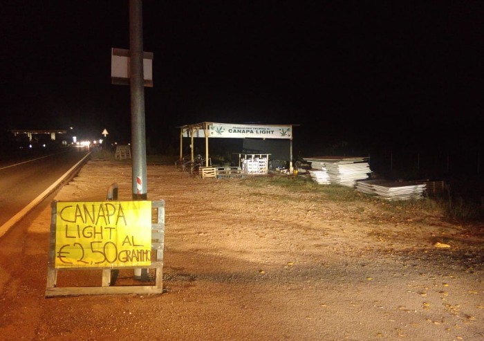 Canapa light a 2.50 euro al grammo: nuova frontiera della pubblicità