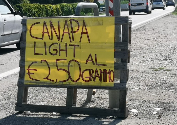 Canapa light a 2.50 euro al grammo: nuova frontiera della pubblicità