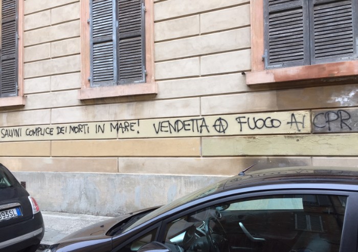 Modena, nuove scritte offensive contro Salvini
