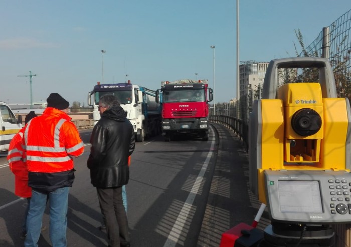 Prove di carico sul cavalcaferrovia Cialdini: 4 autocarri sul ponte
