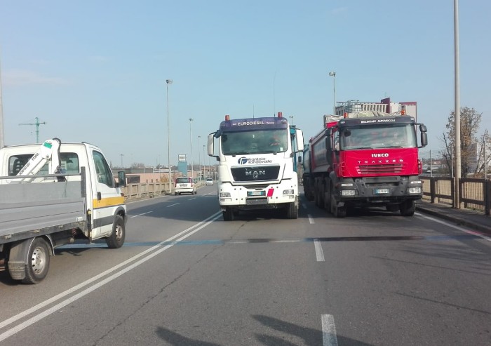 Prove di carico sul cavalcaferrovia Cialdini: 4 autocarri sul ponte