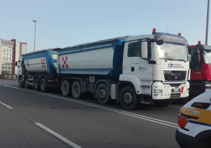 Prove di carico sul cavalcaferrovia Cialdini: 4 autocarri sul ponte