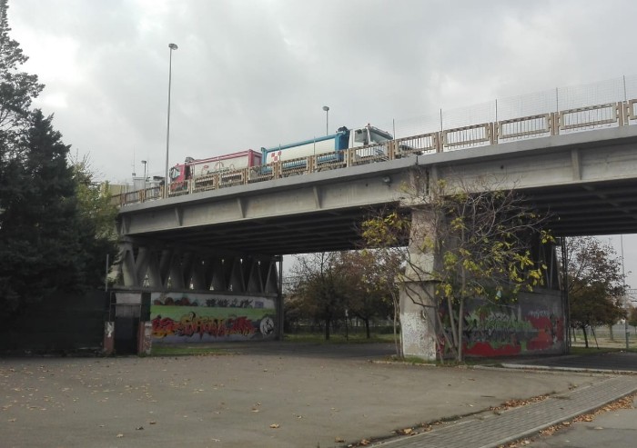 Prove di carico sul cavalcaferrovia Cialdini: 4 autocarri sul ponte