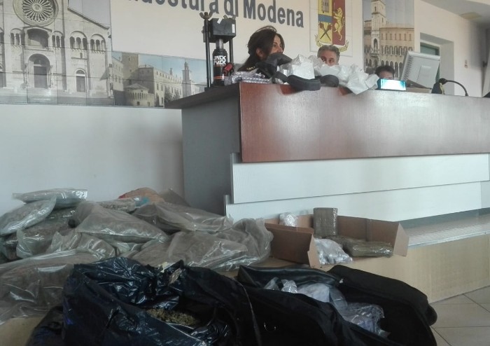 Polizia sequestra 60 chili di droga: arrestato insospettabile barbiere