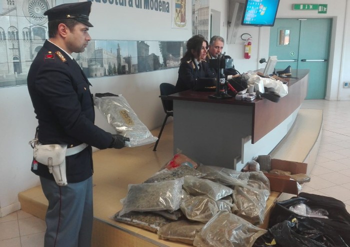 Polizia sequestra 60 chili di droga: arrestato insospettabile barbiere