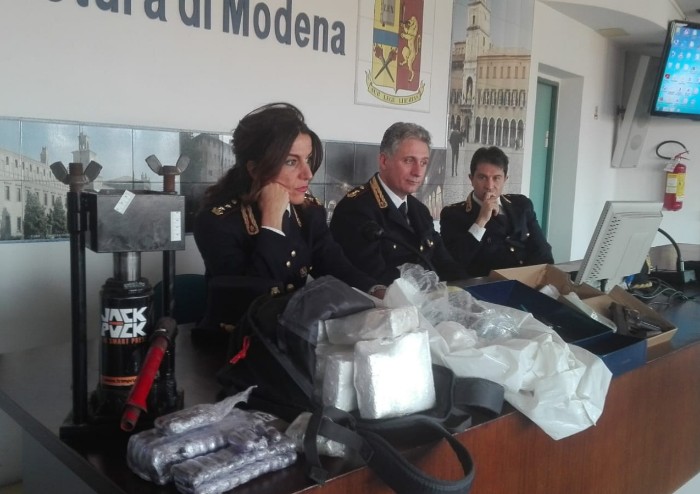 Polizia sequestra 60 chili di droga: arrestato insospettabile barbiere