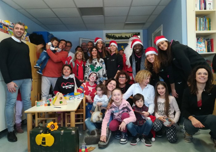 Sassuolo, in Pediatria Babbo Natale con le ragazze del volley