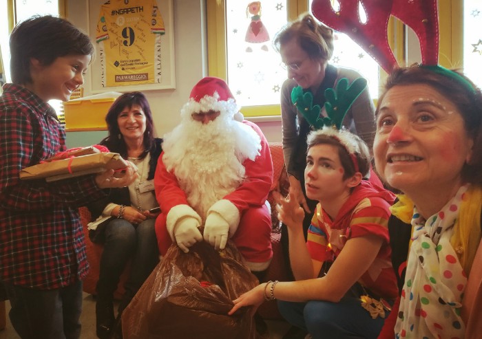 Sassuolo, in Pediatria Babbo Natale con le ragazze del volley