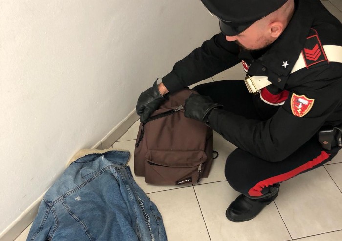 Carpi, in semilibertà aggredisce e rapina donna, che lo fa arrestare