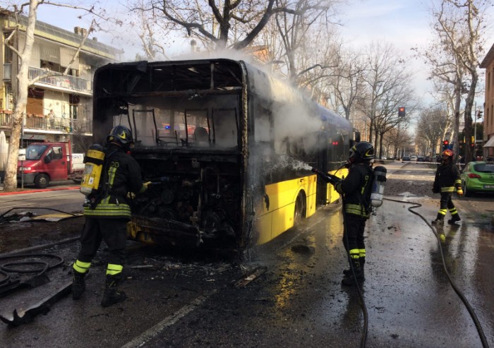 Seta, i bus tornano a prendere fuoco: rogo in via Amendola