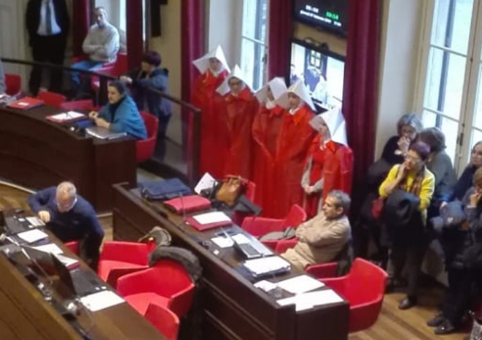 Presidio femminista in consiglio comunale, che diventa una arena