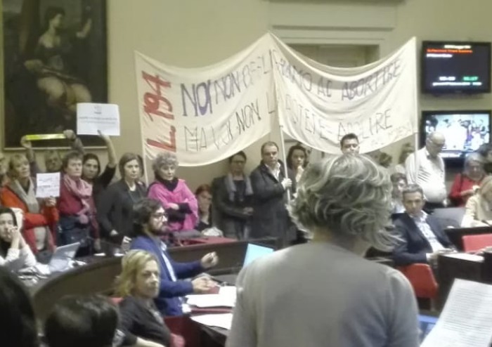 Presidio femminista in consiglio comunale, che diventa una arena