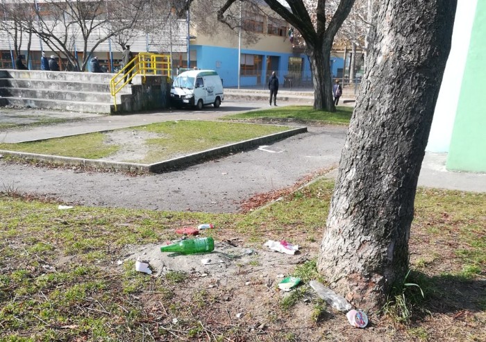 'Degrado e sporcizia al polo scolastico Galilei'